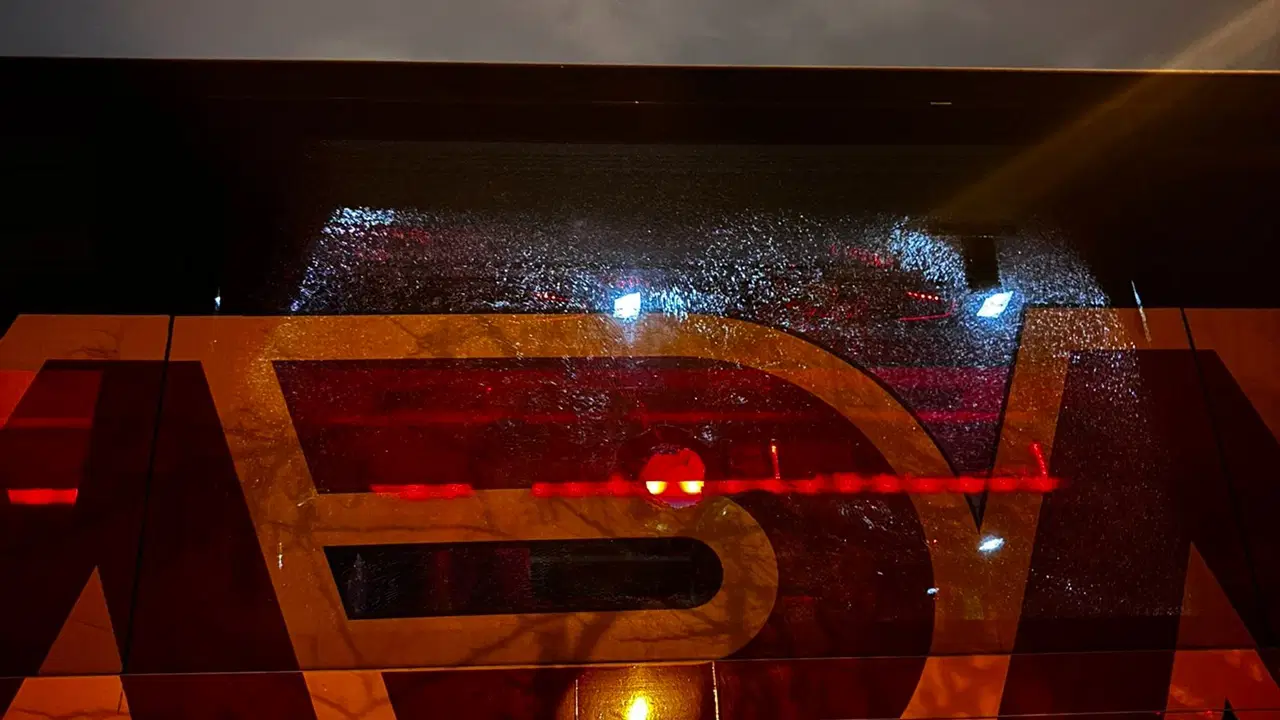 Galatasaray otobüsüne taşlı saldırı